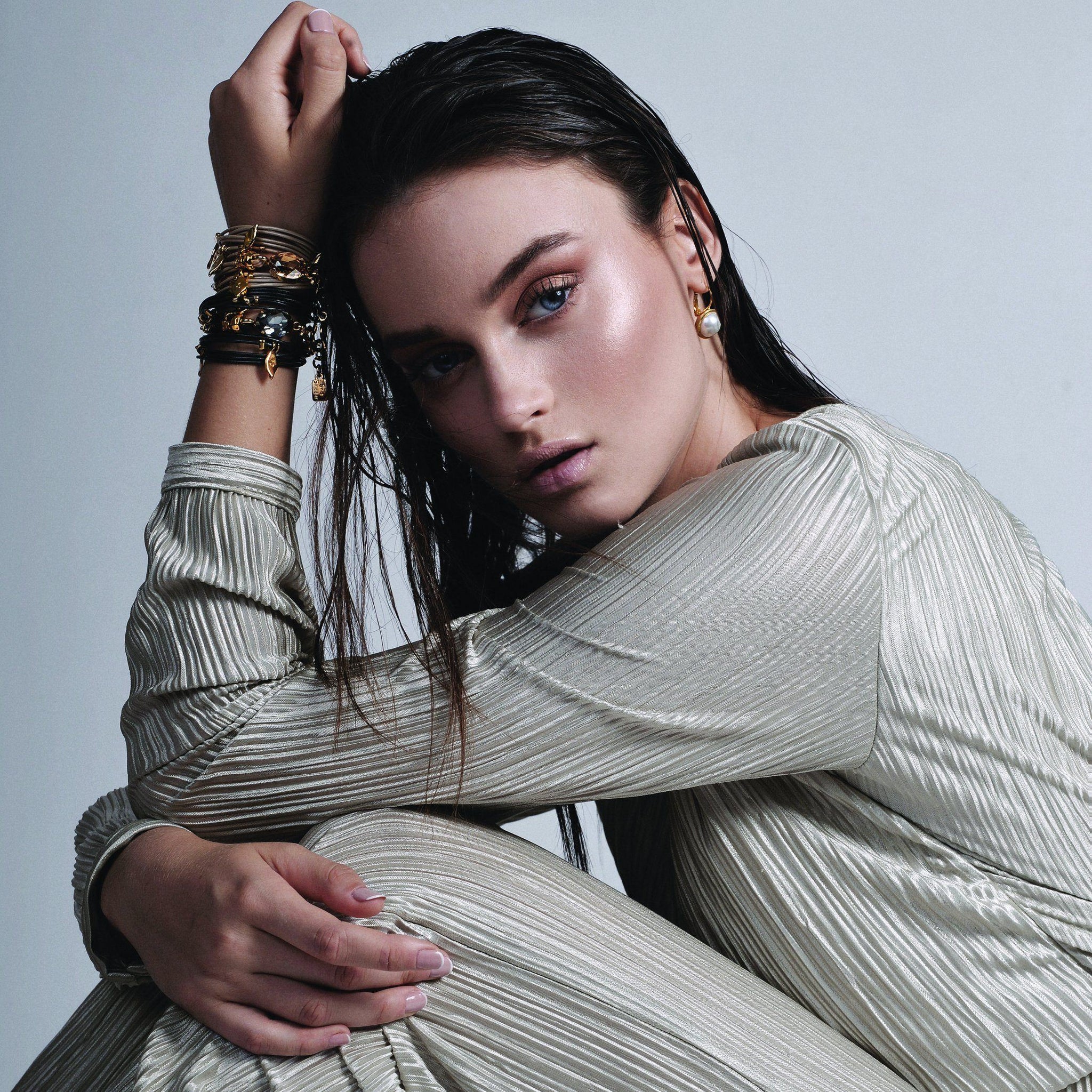 שחור - שחור או שחור צבעוני