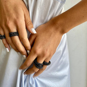 טבעת מנצנצת בשחור - שני ליפופים - סי סמדר אליאסף מעצבת תכשיטים בעבודת יד