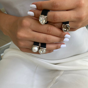 טבעת עור וקריסטל שקוף - סי סמדר אליאסף מעצבת תכשיטים בעבודת יד