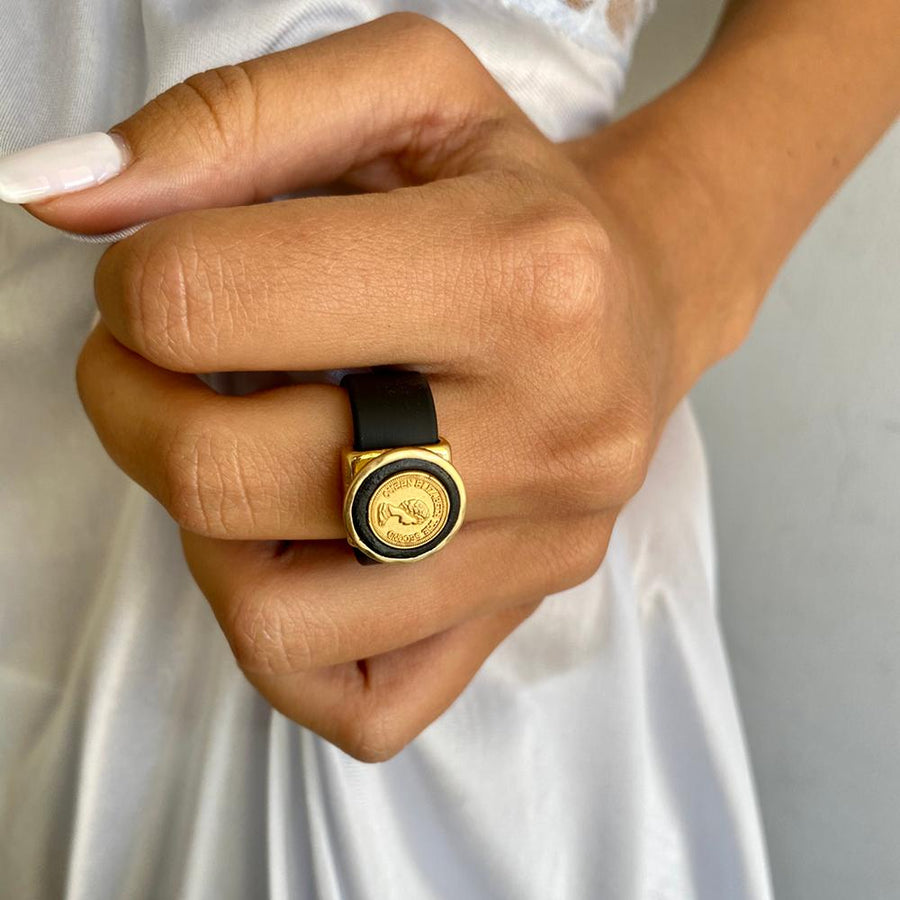 טבעת עור חום ומטבע - סי סמדר אליאסף מעצבת תכשיטים בעבודת יד
